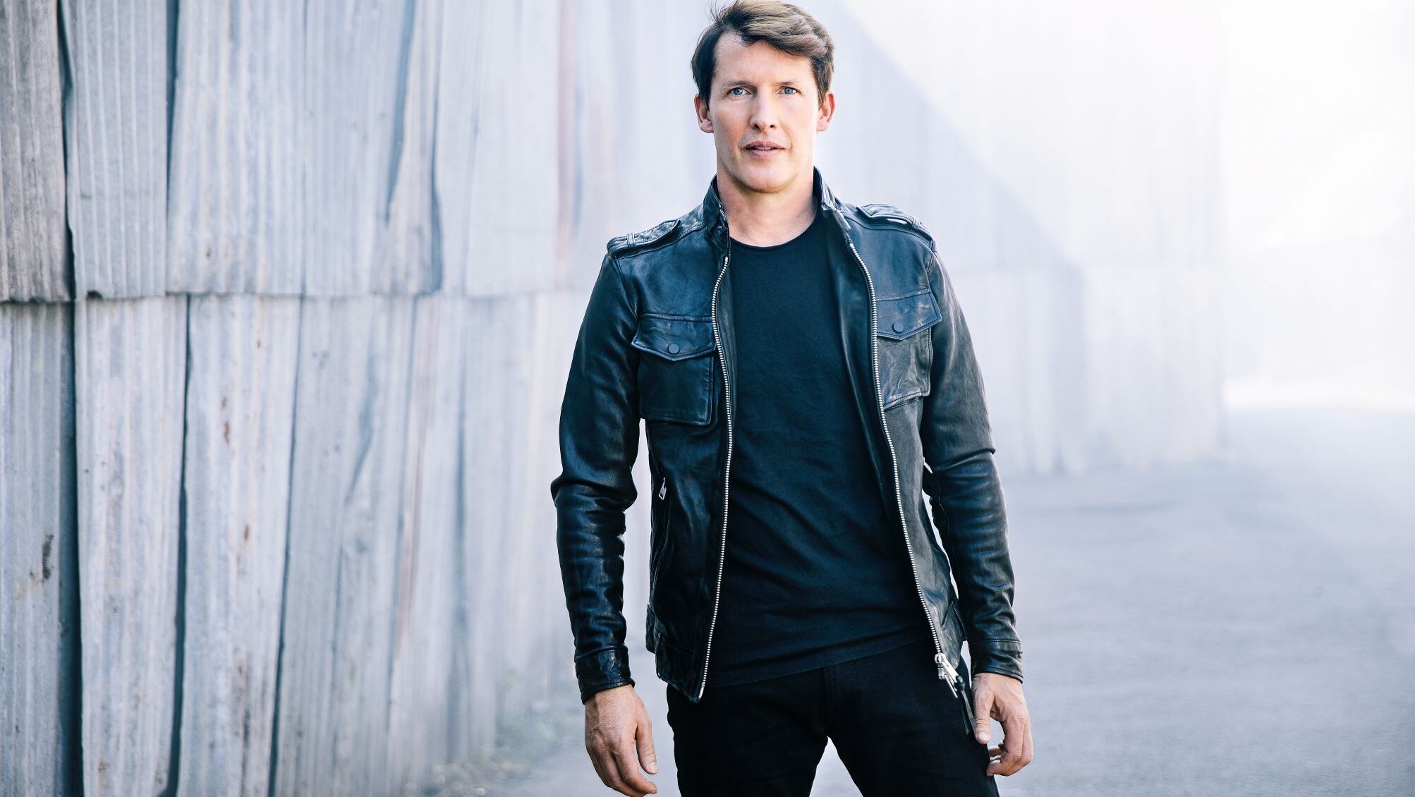 James Blunt húsz év után újra kiadta a "Back To Bedlam"-et