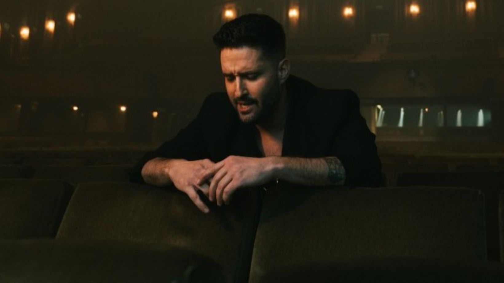 Király Viktor egy újabb érzelmes, személyes hangvételű dallal lepte meg rajongóit