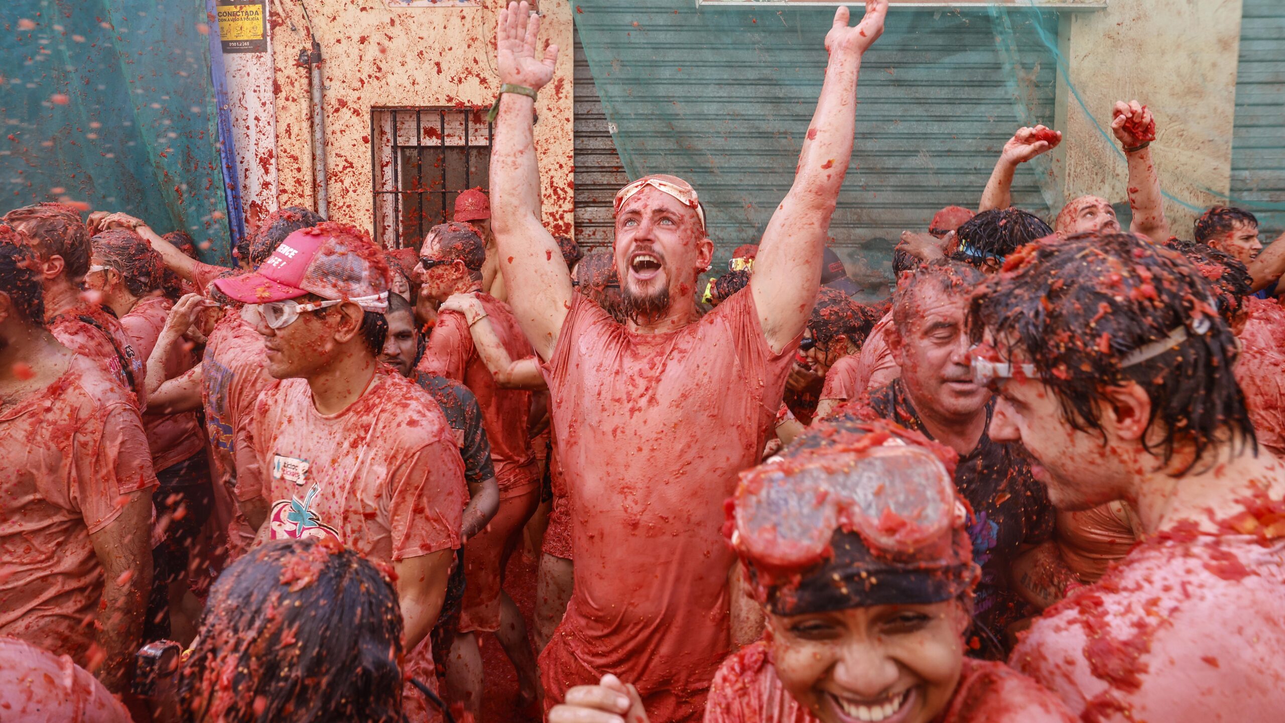 Vörösbe borította a spanyolországi Buñolt a La Tomatina
