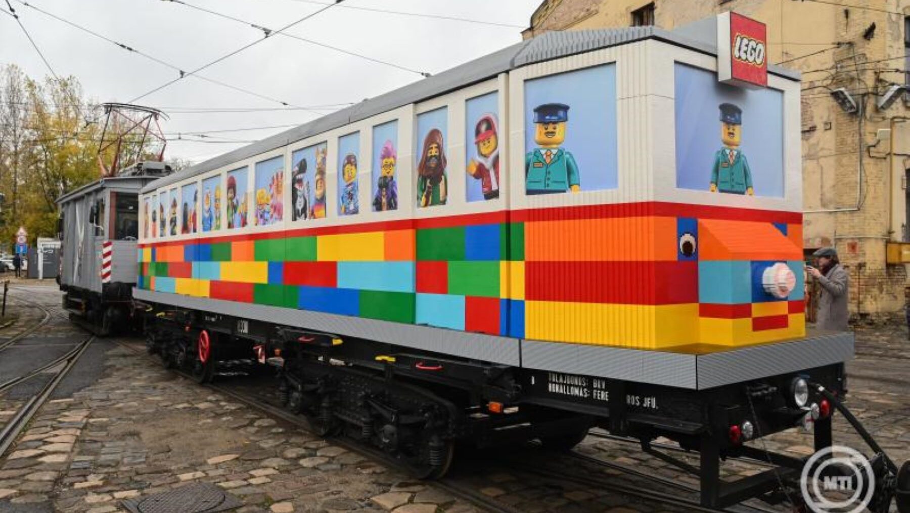 Életnagyságú LEGO-villamost mutattak be Budapesten