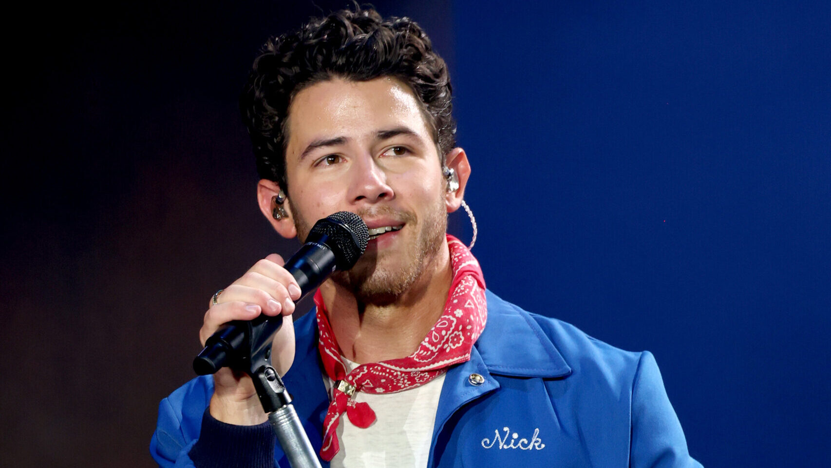 Nick Jonas ismét szólóban utazik