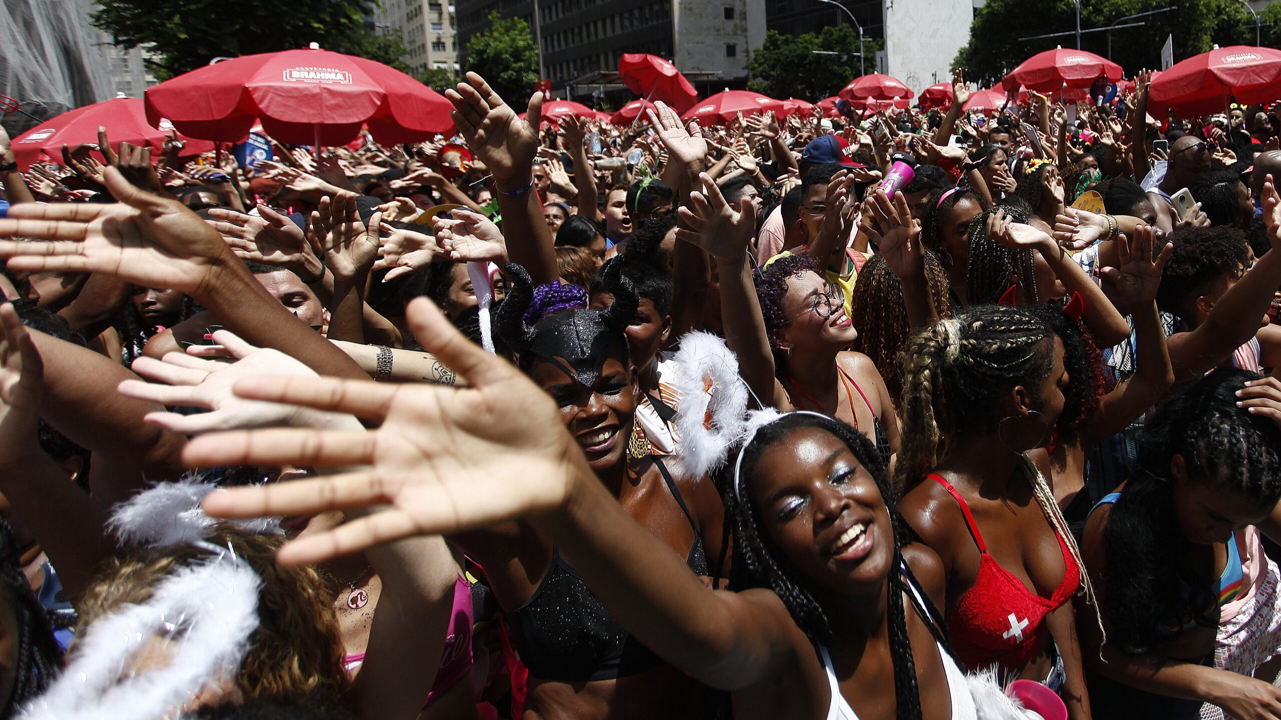 Rióban látványos utcai bulikkal készülnek a karneválra