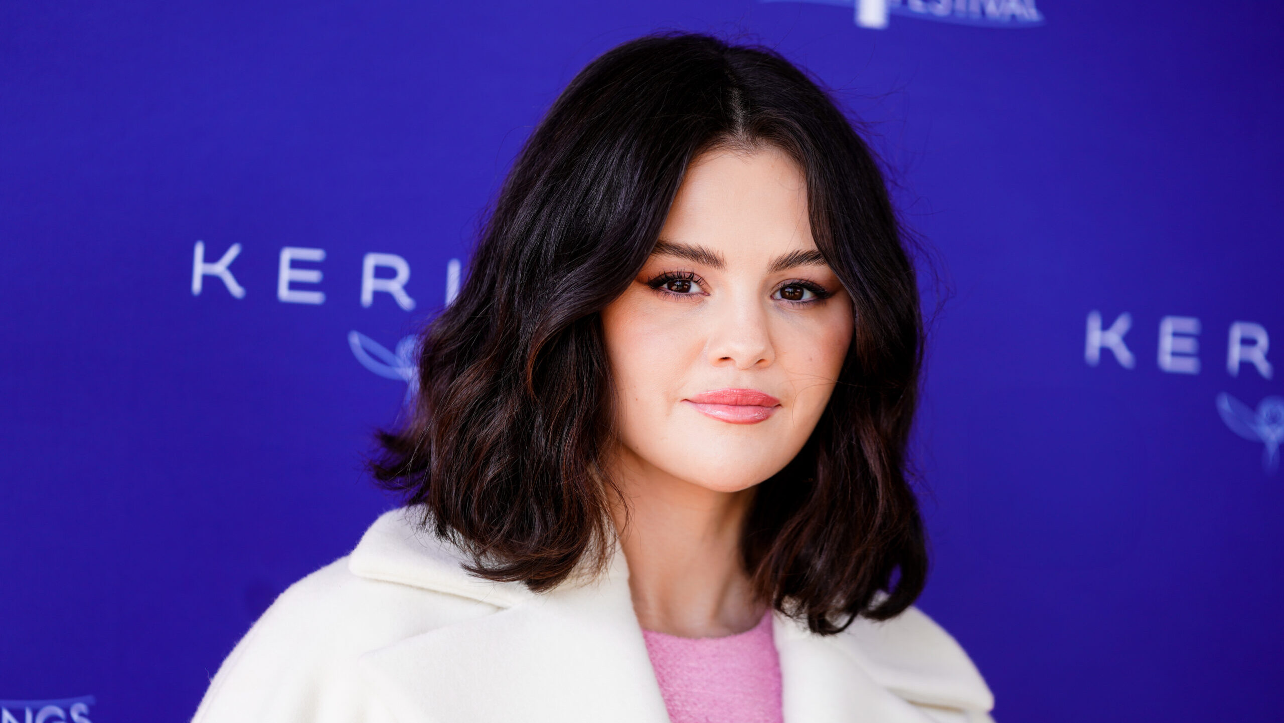 Selena Gomez édeshármasban forgatott