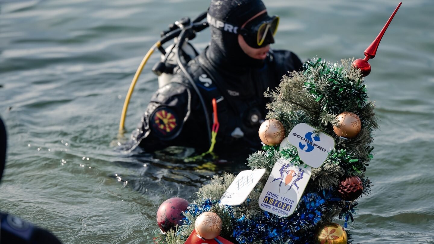 Víz alatt állítottak karácsonyfát a búvárok az Ohridi-tóban