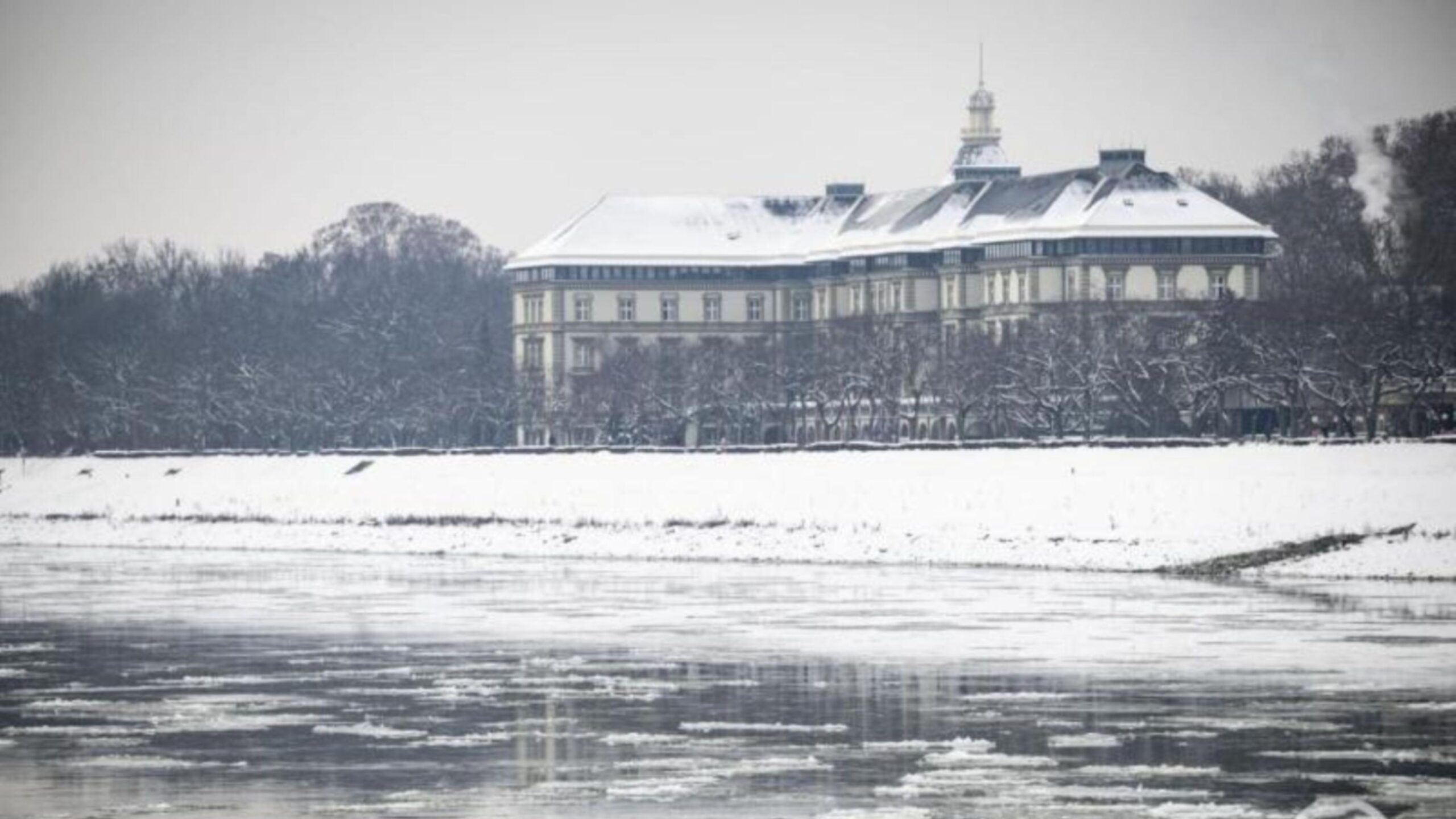 A Duna jegére menni is tilos és életveszélyes