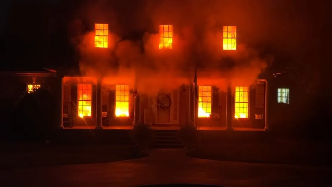 Feltüzelte a szomszédságot egy család halloween-dekorációja