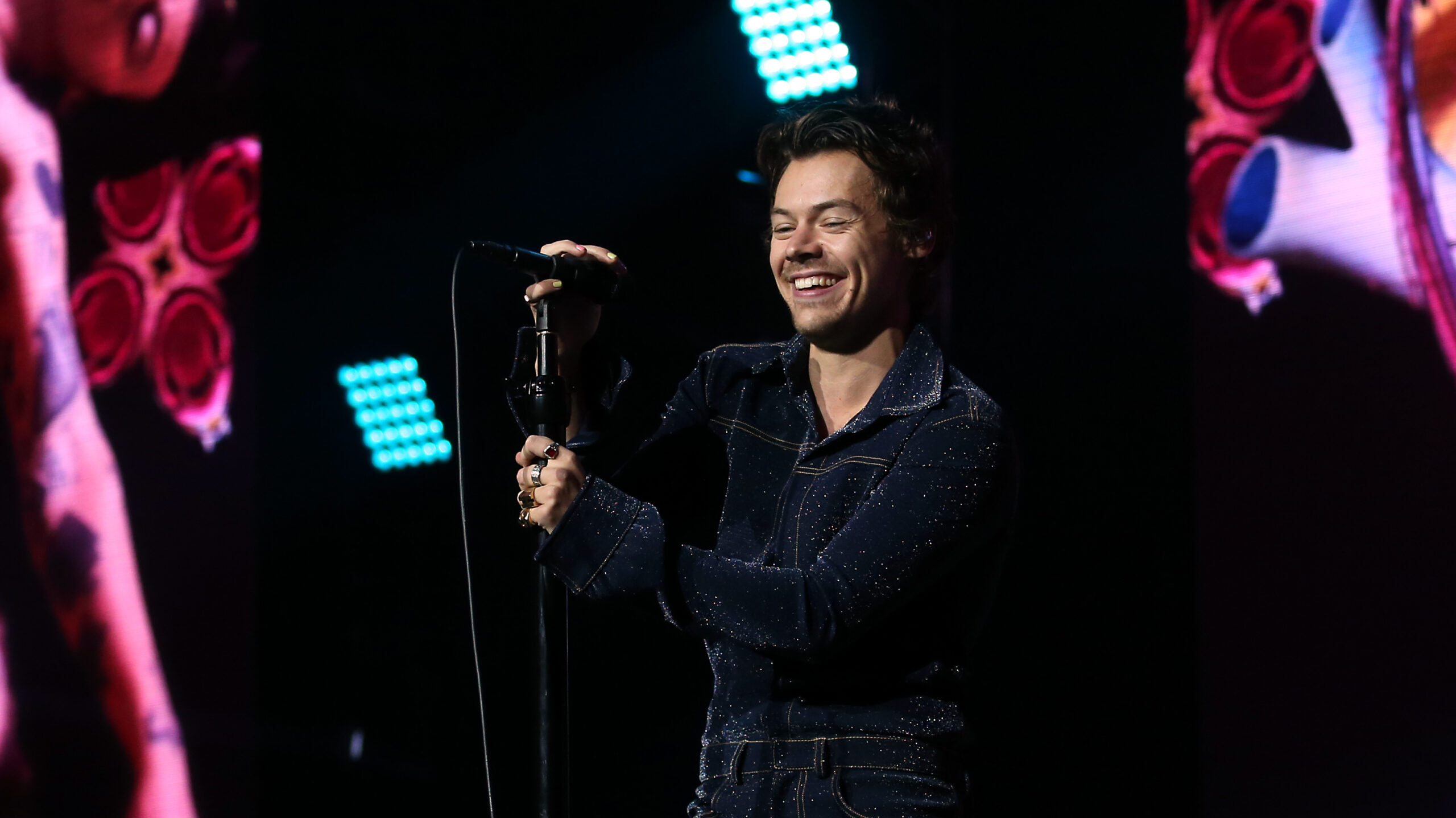 Öt éves Harry Styles„Adore You”-ja