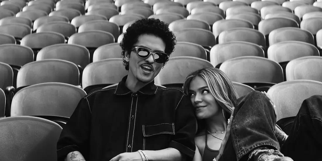 KAROL G és Bruno Mars-szal vígasztalódik