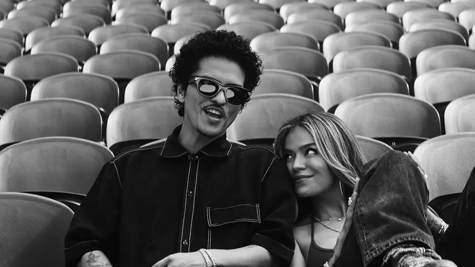 KAROL G és Bruno Mars-szal vígasztalódik