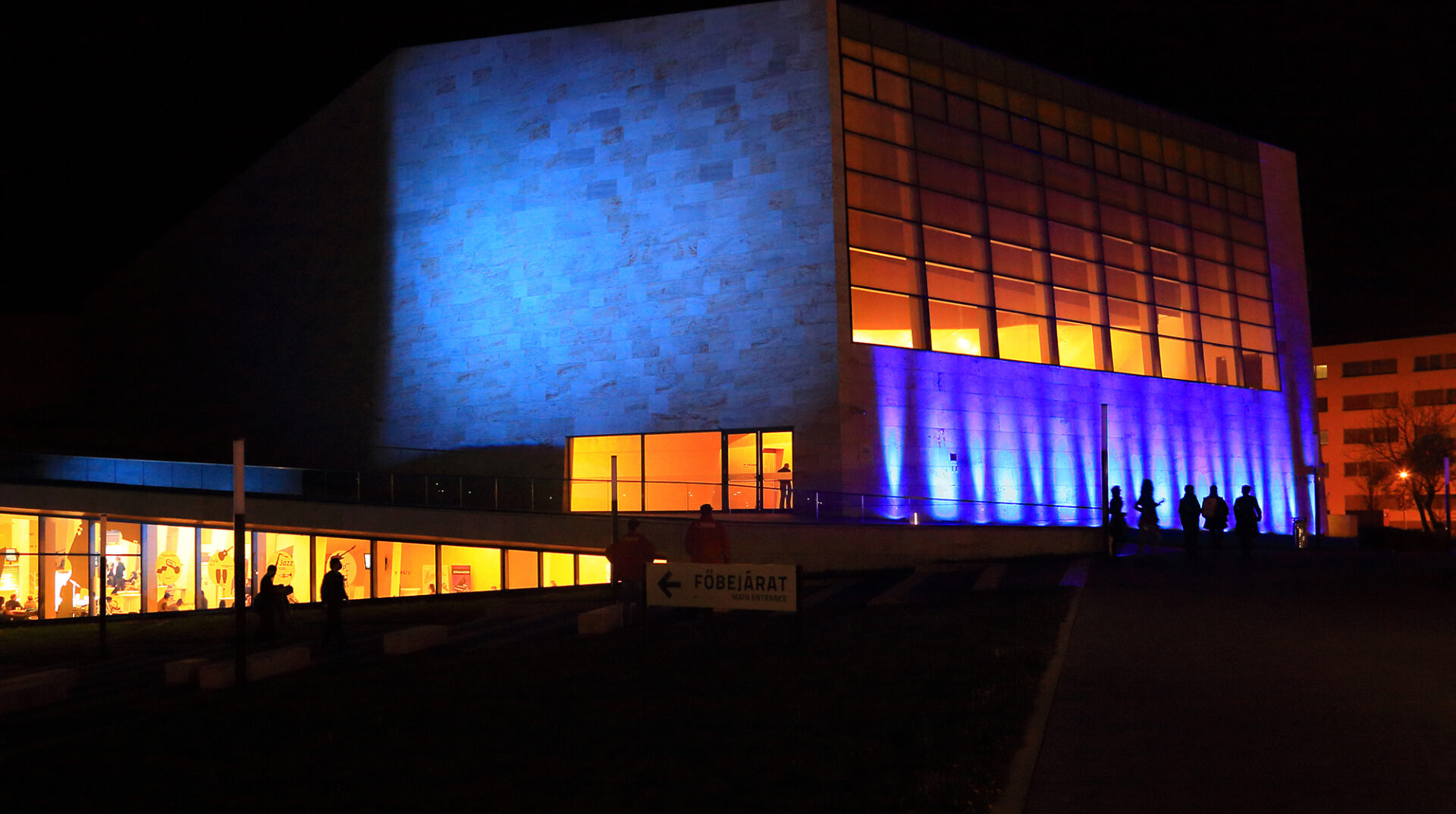 Épületek öltöznek színesbe a ritka betegségek világnapján