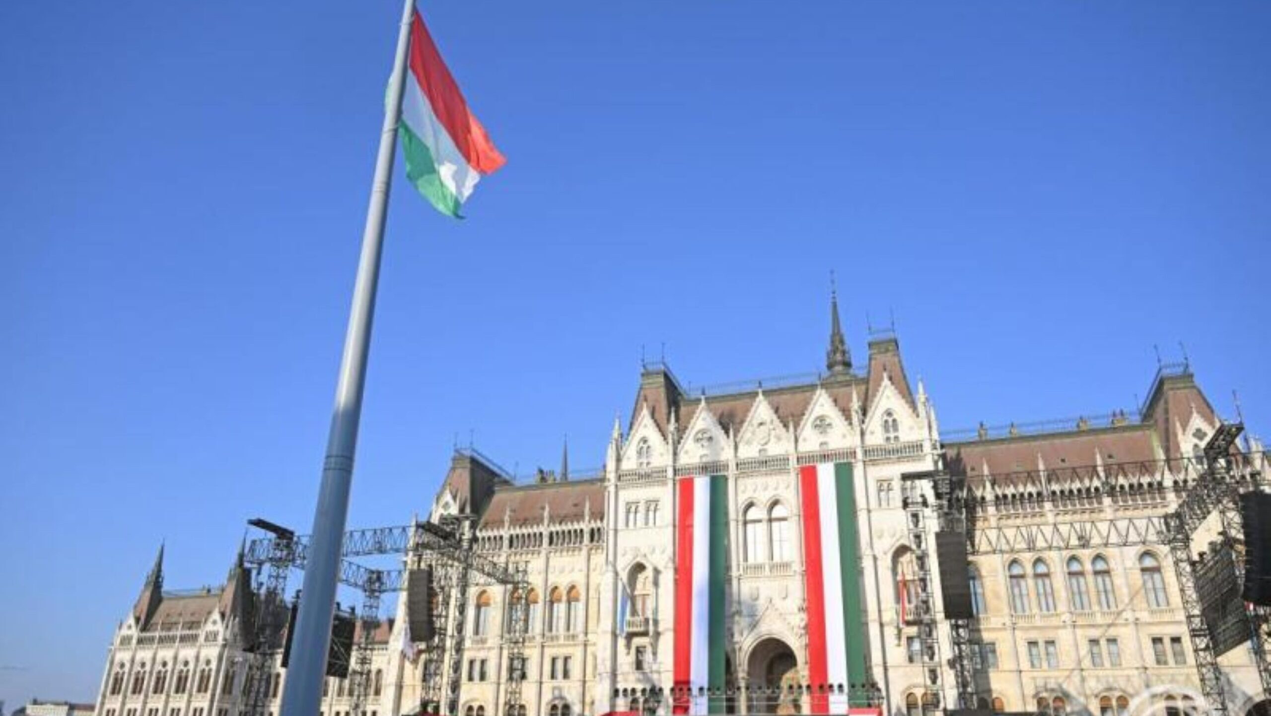 Felvonták a nemzeti lobogót az Országház előtt