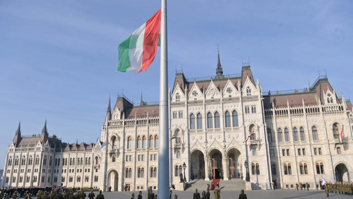 Felvonták a nemzeti lobogót az Országház előtt