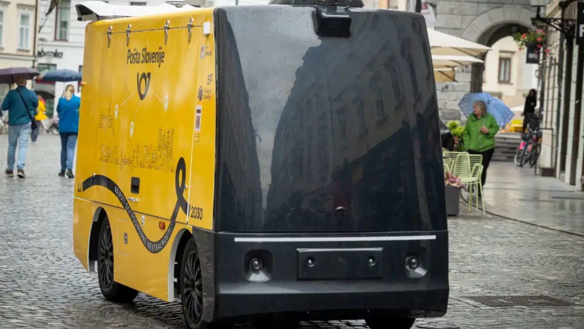 Robotpostás jelent meg Ljubljana utcáin