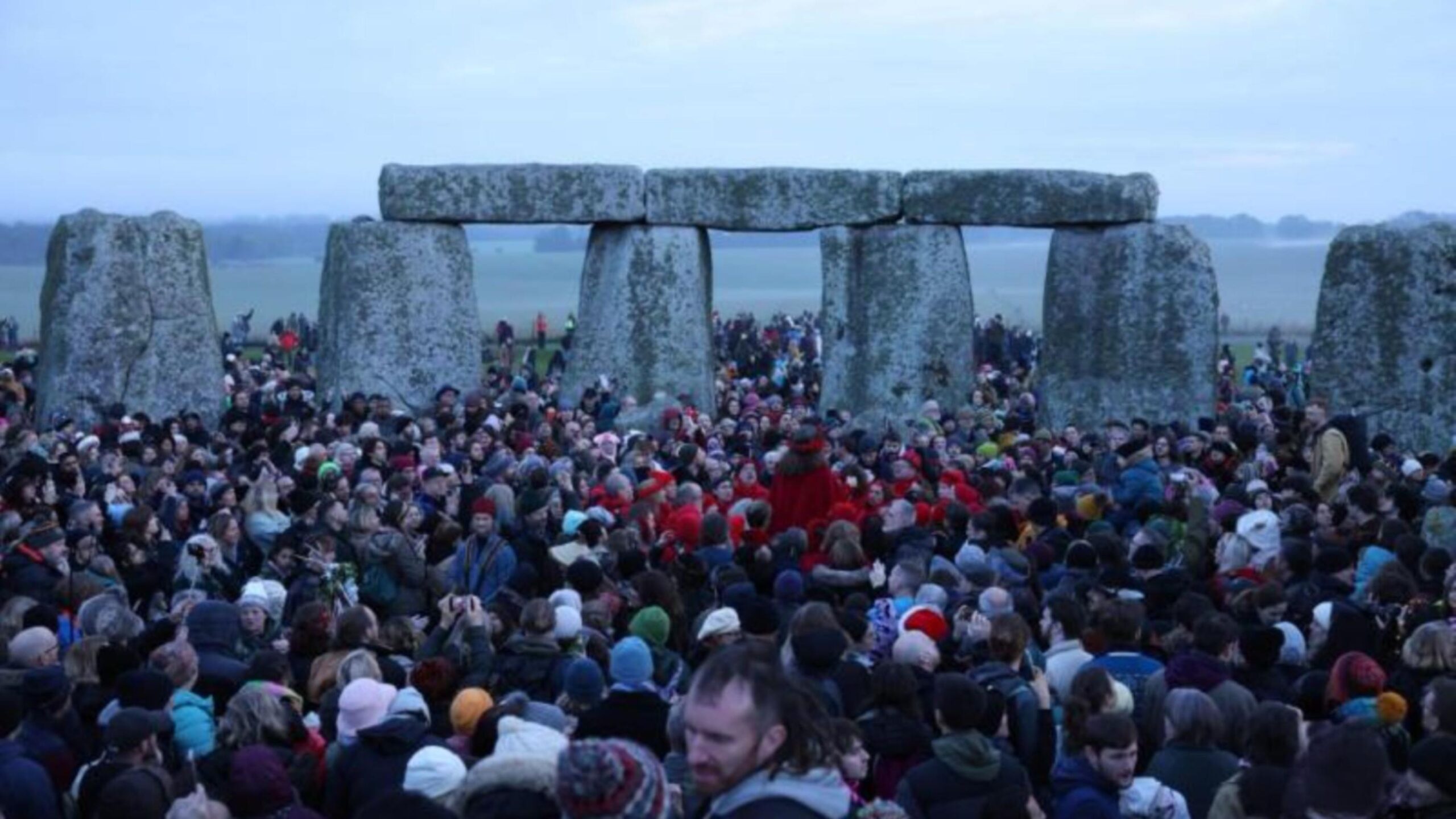 Ezrek ünnepelték Stonehenge ősi köveinél a téli napfordulót