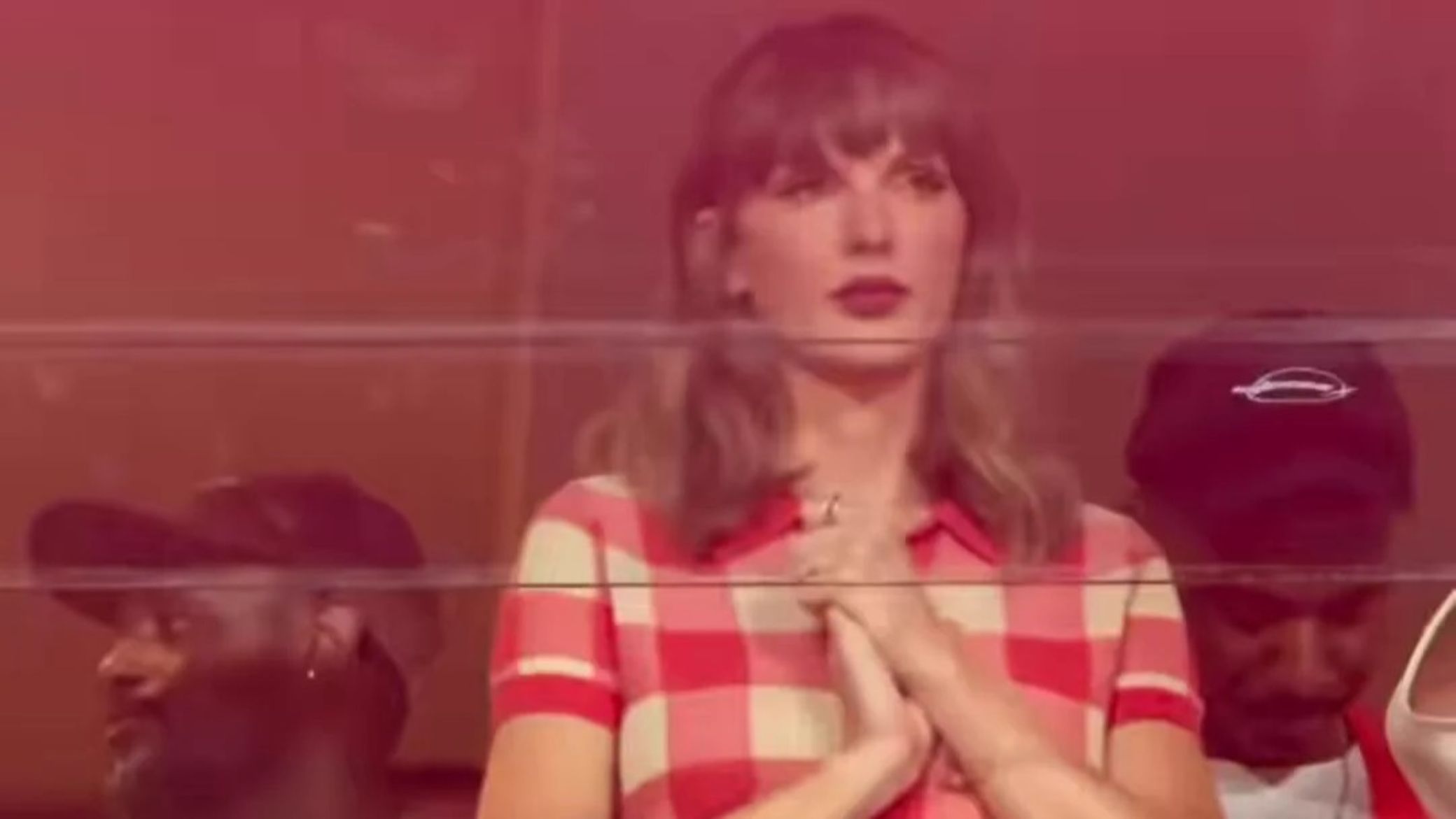 Taylor Swift Travis Kelce első idénybeli mérkőzésén megvillantotta a jeggyűrújét