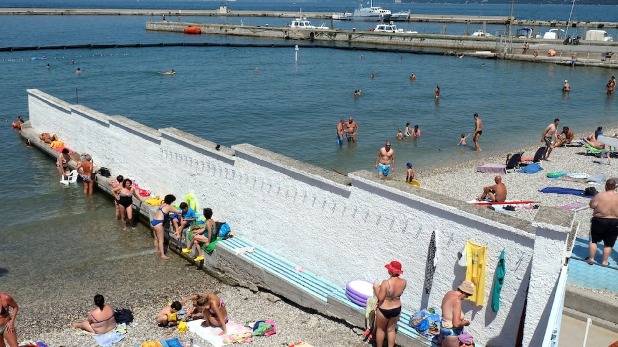 Triesztben egy fal veszekedés robbant ki a strandon